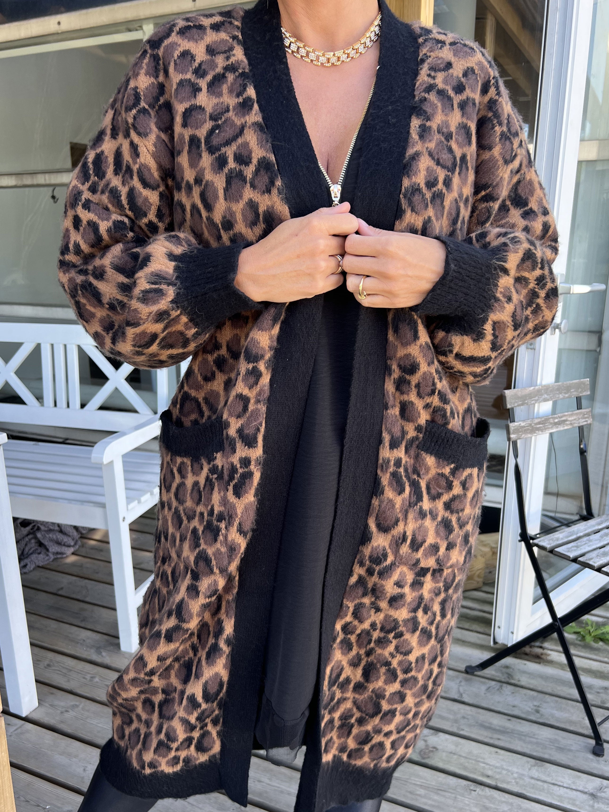 Violetta - Kamelfärgad stickad kofta i leopardmönster